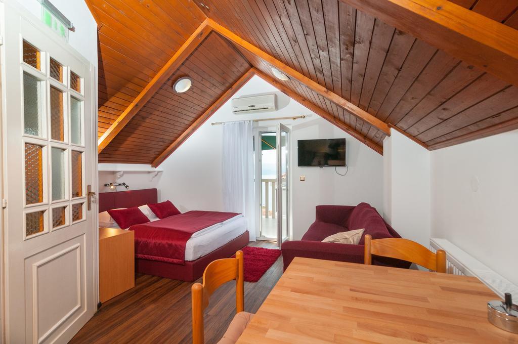 Apartments Larsen Омиш Экстерьер фото