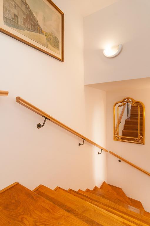 Apartments Larsen Омиш Экстерьер фото