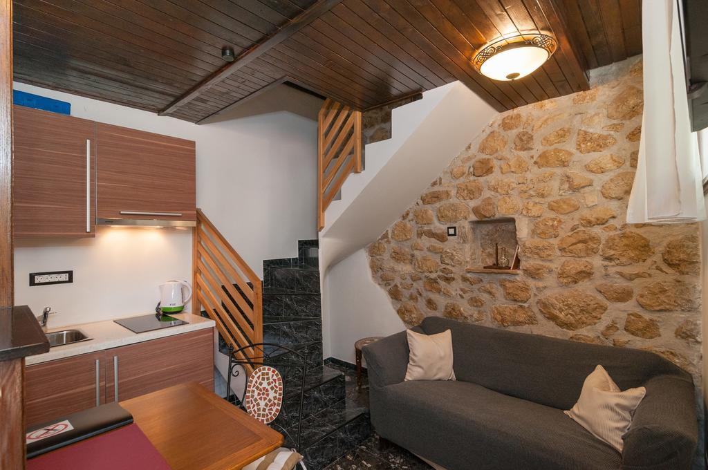 Apartments Larsen Омиш Экстерьер фото